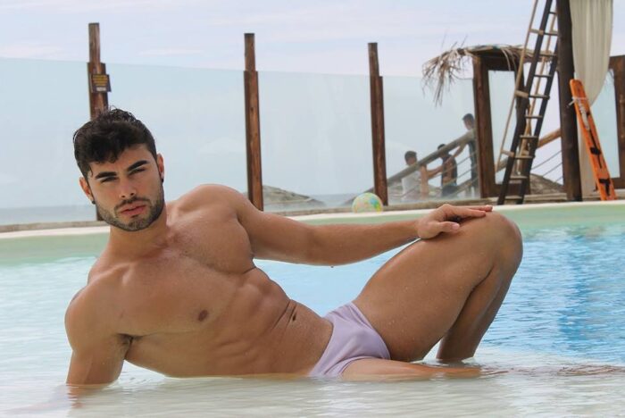 Alexis Descalzo se desnuda en #Onlyfans