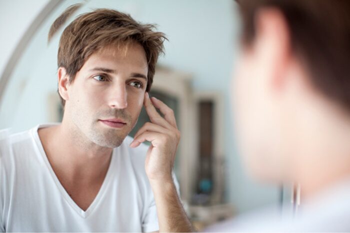 Tips de cuidado de la piel que te hacen ver más guapo y joven