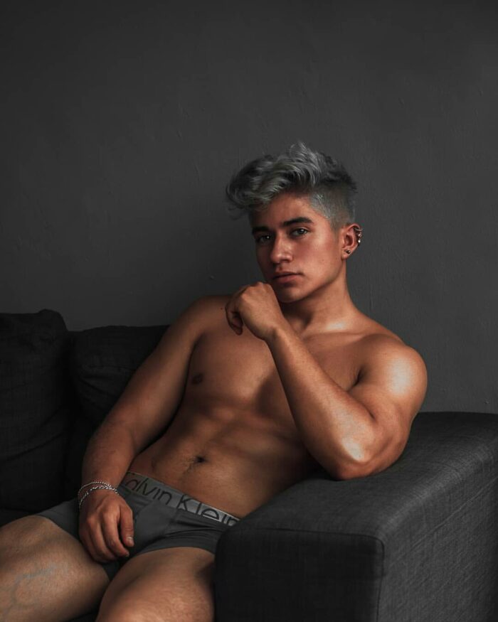 Juan Bernardo Flores pone arder a las redes sociales con estas fotos