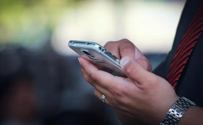 Alerta Condusef sobre montadeudas: apps piden tus redes, micrófono y hasta fotos personales