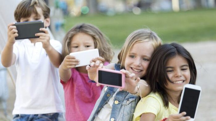 ¿Cómo llamar la atención de la Generación Alfa? las personas que han nacido con un smartphone en las manos