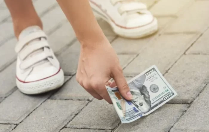 ¿Encontraste dinero en la calle? Descubre su significado y qué hacer con esto